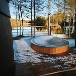 Sauna Ja Kuemblustuenniga Puhkemaja-moek Puhkemajad *